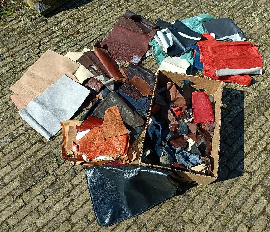 Banandoos vol met héééél veel LEREN LEDER LEER lappen (N75), Hobby en Vrije tijd, Stoffen en Lappen, Overige kleuren, Leer of Kunstleer