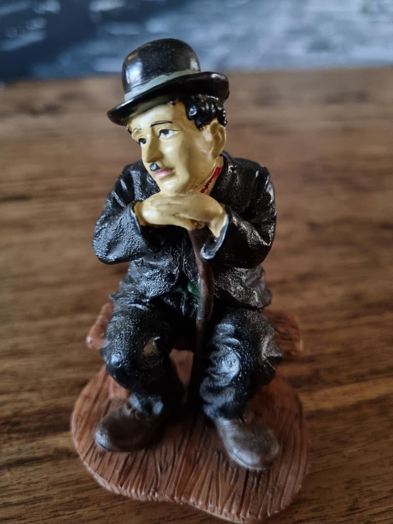Vintage Charlie Chaplin beeldje, zittend met wandelstok, Verzamelen, Ophalen of Verzenden, Gebruikt, Mens