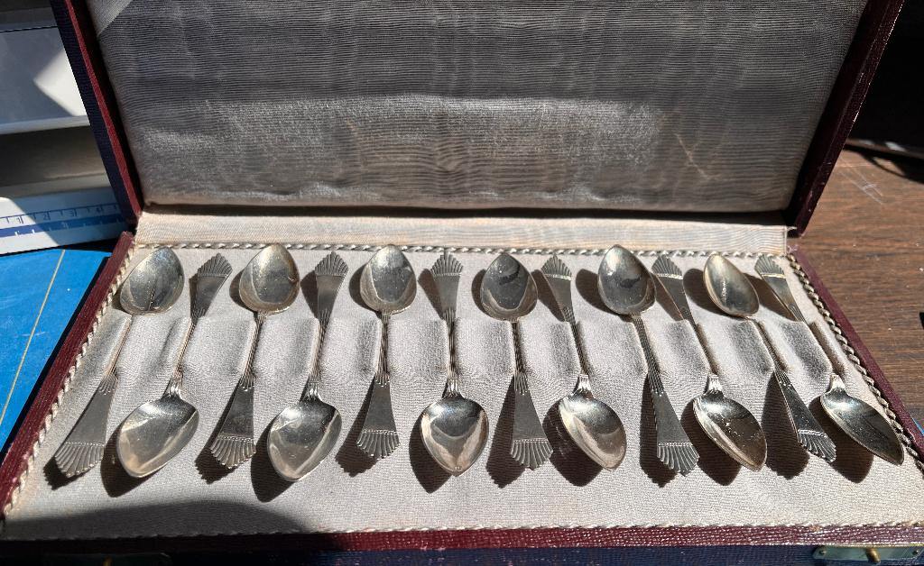 Doos met 12 antieke zilveren theelepeltjes, Ophalen