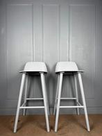 2 grijze Muuto NERD design barkrukken, Huis en Inrichting, Barkrukken, Met voetsteun, 60 tot 90 cm, Ophalen of Verzenden, Zo goed als nieuw