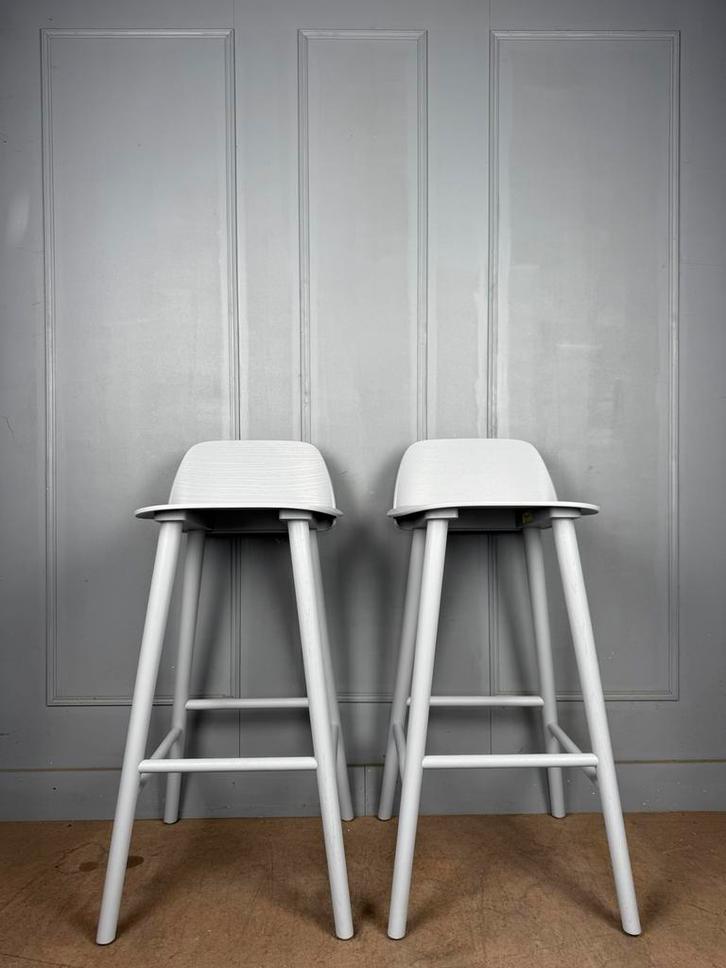 2 grijze Muuto NERD design barkrukken, Huis en Inrichting, Barkrukken, Zo goed als nieuw, 60 tot 90 cm, Hout, 2 krukken, Met voetsteun