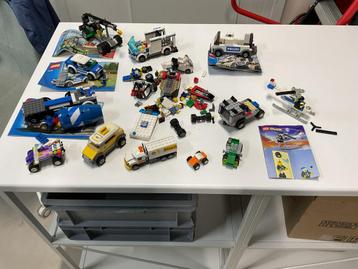Lego partij met autos en minifigs en boekjes beschikbaar voor biedingen