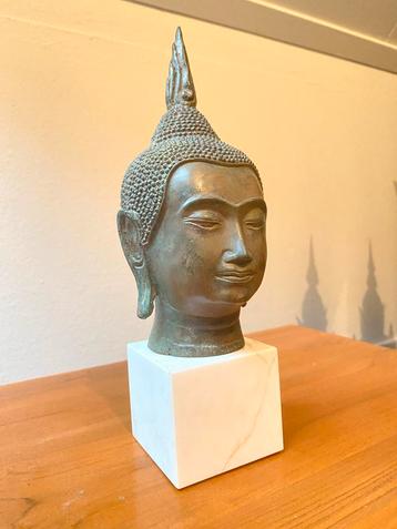 Boeddha hoofd op marmeren sokkel beschikbaar voor biedingen