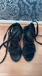 Mooie zomerschoenen, suede, zwart, met hakje., Schoenen met lage hakken, Zwart, Ophalen of Verzenden, Zo goed als nieuw