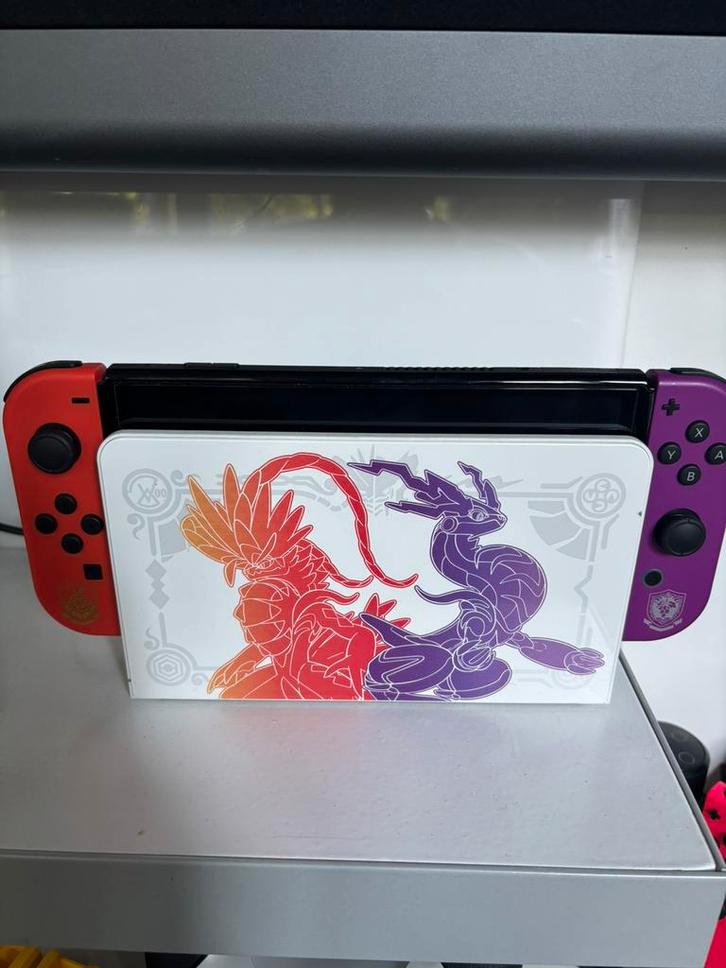 Nintendo Switch Oled POKEMON, Spelcomputers en Games, Spelcomputers | Nintendo Switch, Zo goed als nieuw, Switch OLED, Met 3 controllers of meer