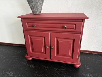 Nostalgisch, eiken TV of wandkastje in 'Ossenbloed' rood beschikbaar voor biedingen