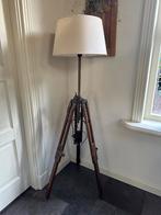 Twee staande Lampen met Houten Driepoot, Ophalen, 100 tot 150 cm, Hout, Landelijk