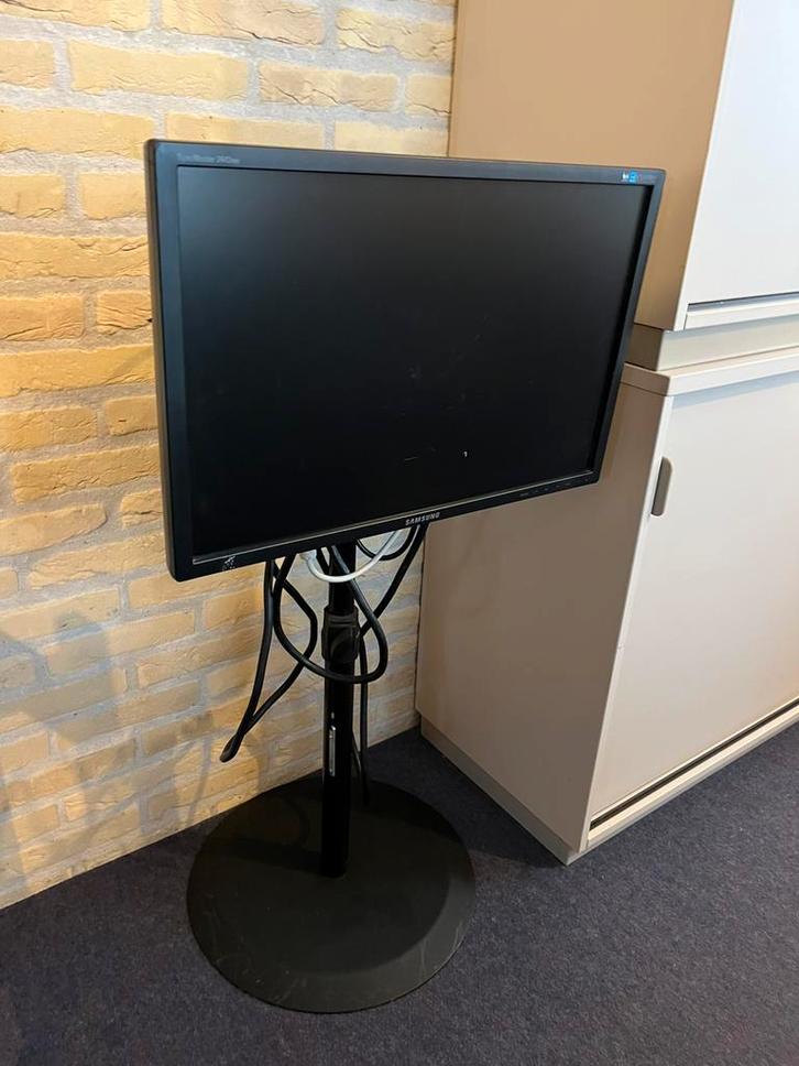 Verstelbare monitor-standaard met monitor, Computers en Software, Monitoren, Gebruikt, 60 Hz of minder, VGA, Overige typen, Ophalen