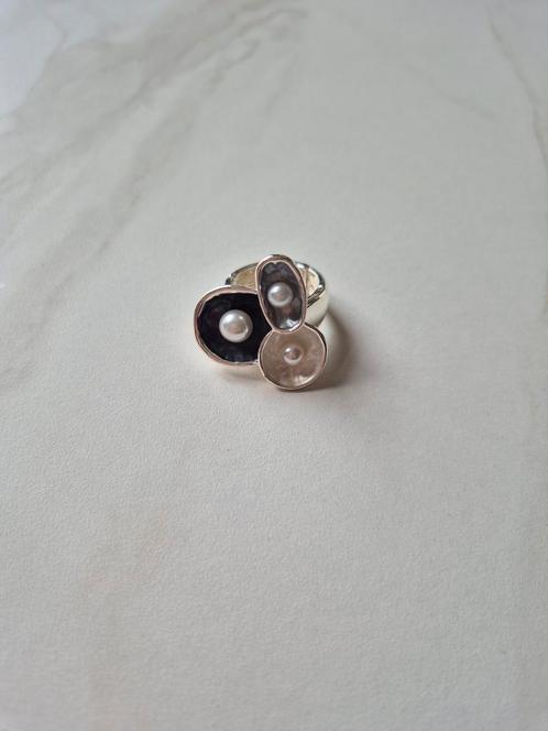 Kunstzinnige zilverkleurige ring met pareltjes, Sieraden, Tassen en Uiterlijk, Ringen, Nieuw, Dame, 17 tot 18, Zilver, IJzer of Staal