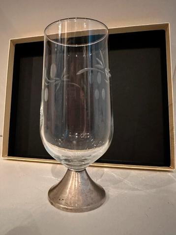 Vintage glas met zilveren voet beschikbaar voor biedingen