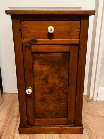 Brocante oud houten kastje nachtkastje beschikbaar voor biedingen