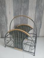 Aparte METALEN LEKTUUR-BAK,met Rotan Zijkanten, Huis en Inrichting, Woonaccessoires | Krantenbakken en Lectuurbakken, Ophalen