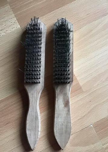 2 staalborstels met houten handvat beschikbaar voor biedingen