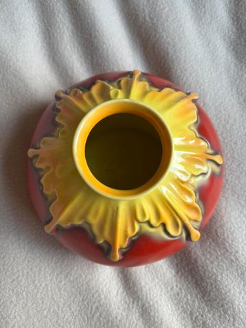 Art Deco vaas Mosa glazuur rood met gele druppels plateel beschikbaar voor biedingen