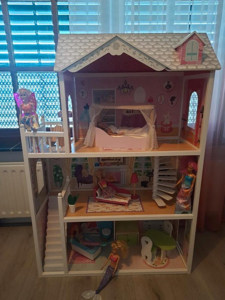 Mooi barbiehuis met barbies dreamtopia en meubels!, Kinderen en Baby's, Speelgoed | Poppenhuizen, Zo goed als nieuw, Poppenhuis