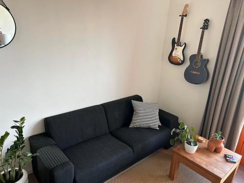 Moderne zwarte 2-zitsbank | Comfortabel & netjes | Stof |, Huis en Inrichting, Banken | Bankstellen, Zo goed als nieuw, Rechte bank