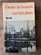 Onder de bomen van het plein - Max Tak, Gelezen, Ophalen of Verzenden, Max Tak, Overige onderwerpen