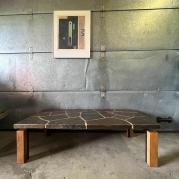 Grote vintage jaren 60 70 natuursteen en teak salontafel beschikbaar voor biedingen