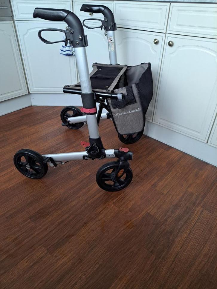 Wheelzahead  lichtgewicht dubbel opvouwbare Rollator zilver, Diversen, Rollators, Gebruikt, Lichtgewicht, Opvouwbaar, Ophalen of Verzenden