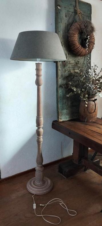 Grote brocante vloerlamp met lampenkap beschikbaar voor biedingen