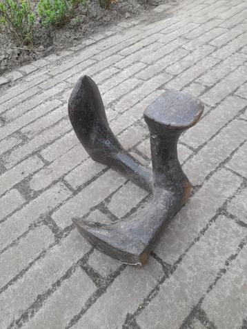 Schoenmakers leest, antiek gereedschap, curiosa beschikbaar voor biedingen