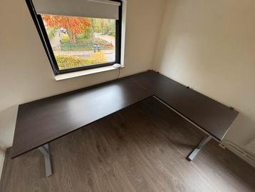 Groot verstelbaar hoekbureau 260x180 cm beschikbaar voor biedingen