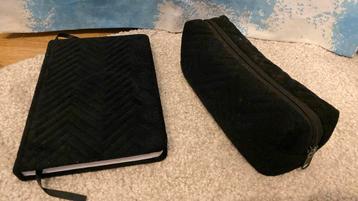 Zwart boekje met lijnen en bijpassend etui. beschikbaar voor biedingen