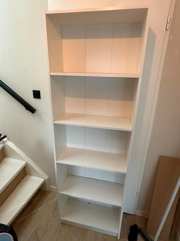 Mooie boekenkast beschikbaar voor biedingen
