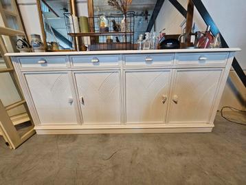 Mooie witte dressoir beschikbaar voor biedingen
