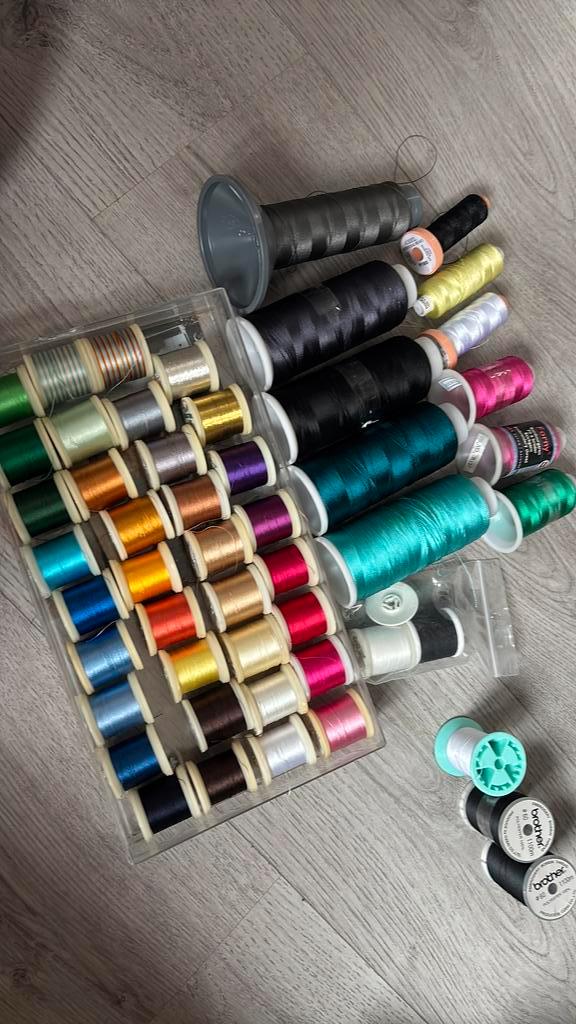 Borduurmachine garen compleet set…, Hobby en Vrije tijd, Borduren en Borduurmachines, Zo goed als nieuw, Borduurgaren of Zijde