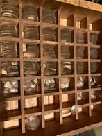 Oude zakhorloge glazen in houten bak, Ophalen