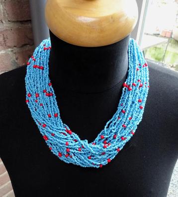 Ketting 40 snoertjes turquoise met enkele rode glaskraaltjes beschikbaar voor biedingen