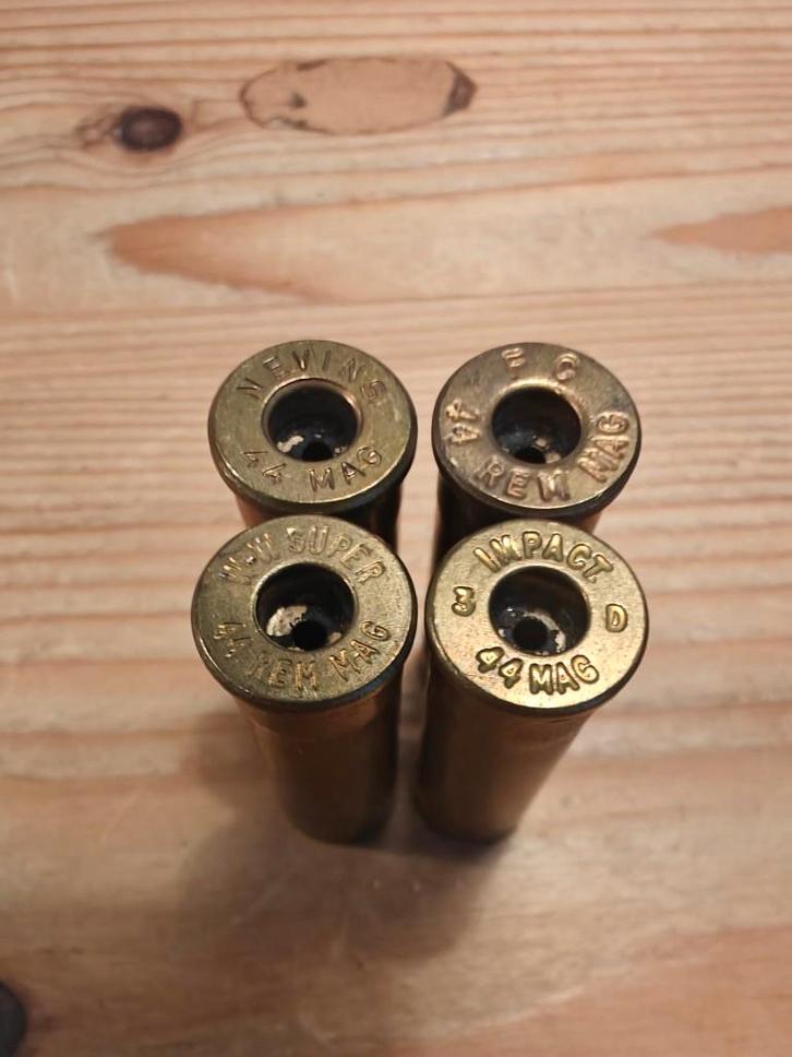 4 verschillende lege hulzen .44 Magnum, Verzamelen, Militaria | Algemeen, Landmacht, Hulzen of Bodemvondsten, Nederland, Ophalen of Verzenden