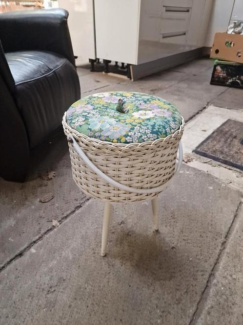 Klein vintage naaikastje/ krukje met inhoud, Huis en Inrichting, Banken | Voetenbanken en Poefen, Zo goed als nieuw, Minder dan 50 cm