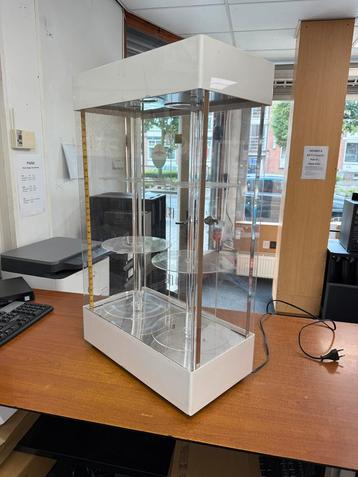 Klein vitrine kastje beschikbaar voor biedingen