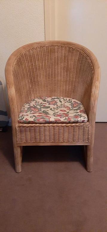 Mooie rieten stoel met kussen beschikbaar voor biedingen