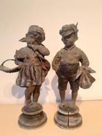 Antieke bronzen beeldjes jongen en meisje, ca. 1920, Antiek en Kunst, Kunst | Beelden en Houtsnijwerken, Ophalen of Verzenden