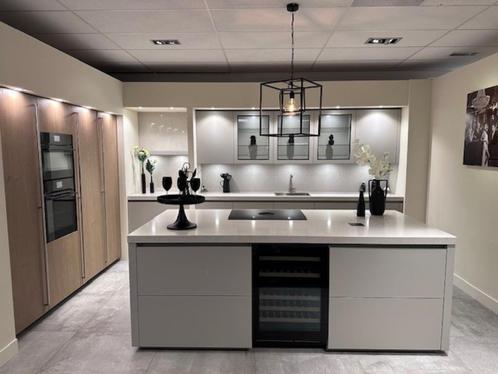 Showroom keuken voor maar €21.900,-, Huis en Inrichting, Keuken | Complete keukens, Nieuw, Overige typen, Crème, Composiet, Greeploos