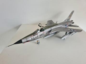 F-105 Thunderchief, schaalmodel 1/72 klaar voor display beschikbaar voor biedingen