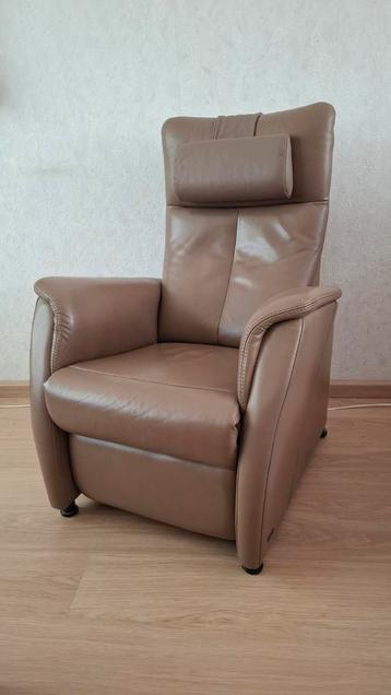 Prominent sta op fauteuil in goede staat beschikbaar voor biedingen