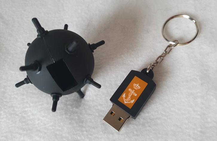 USB model zeemijn Koninklijke Marine, Verzamelen, Militaria | Algemeen, Marine, Overige typen, Nederland, Verzenden