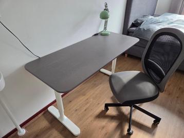 Bureau met bureaustoel