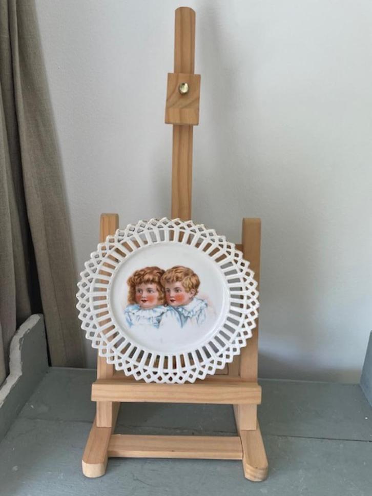 Antiek sierbord porselein. Jongen en meisje Barok stijl, Antiek en Kunst, Antiek | Wandborden en Tegels, Ophalen