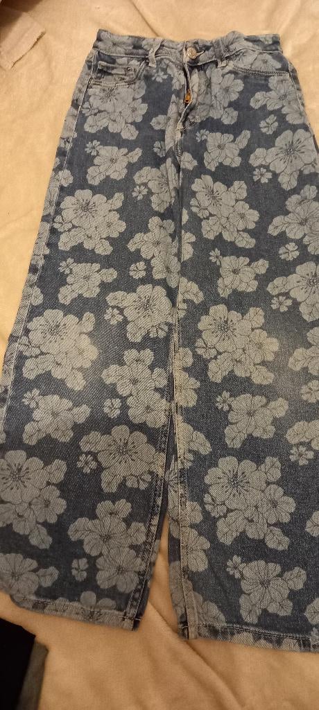 jeans broek met bloemen H&M maat 134, Kinderen en Baby's, Kinderkleding | Maat 134, Broek, Gebruikt, Meisje, H&M