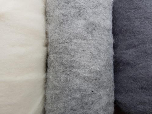 (On)geverfde gekaarde merino wol, wit en wit/zwart gemeleerd, Hobby en Vrije tijd, Vilt, Nieuw, Los Vilt, Ophalen of Verzenden
