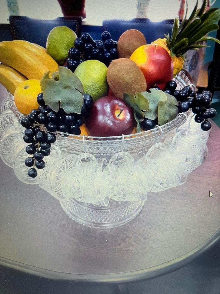 Bowl schaal van geslepen glas met kopjes., Huis en Inrichting, Woonaccessoires | Schalen en Manden, Zo goed als nieuw, Rond, Glas