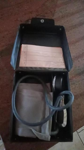 vintage bloeddrukmeter beschikbaar voor biedingen
