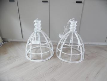 2 grote wit metalen hanglampen van Riverdale beschikbaar voor biedingen