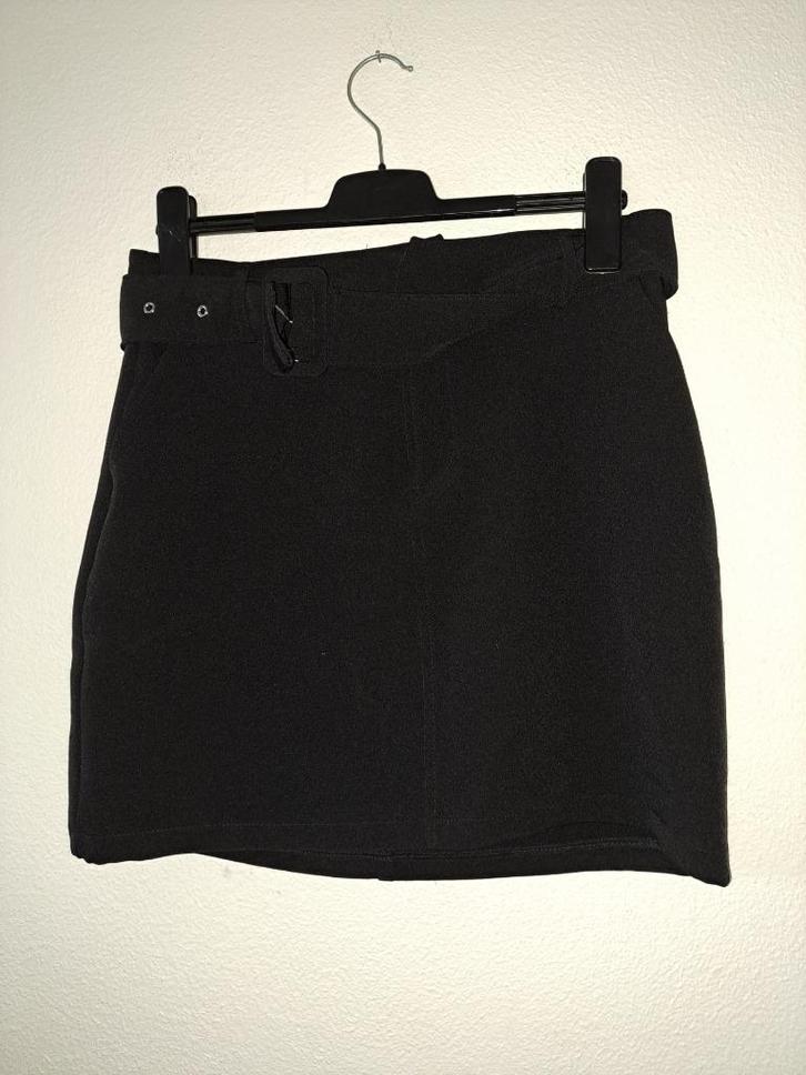 zwarte amisu rok maat 42, Kleding | Dames, Rokken, Zo goed als nieuw, Maat 42/44 (L), Zwart, Knielengte, Ophalen of Verzenden