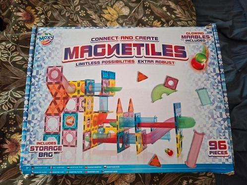 Magnetische tegels van Moxy 96 stuks, Kinderen en Baby's, Speelgoed | Educatief en Creatief, Zo goed als nieuw, Bouwen, Met licht